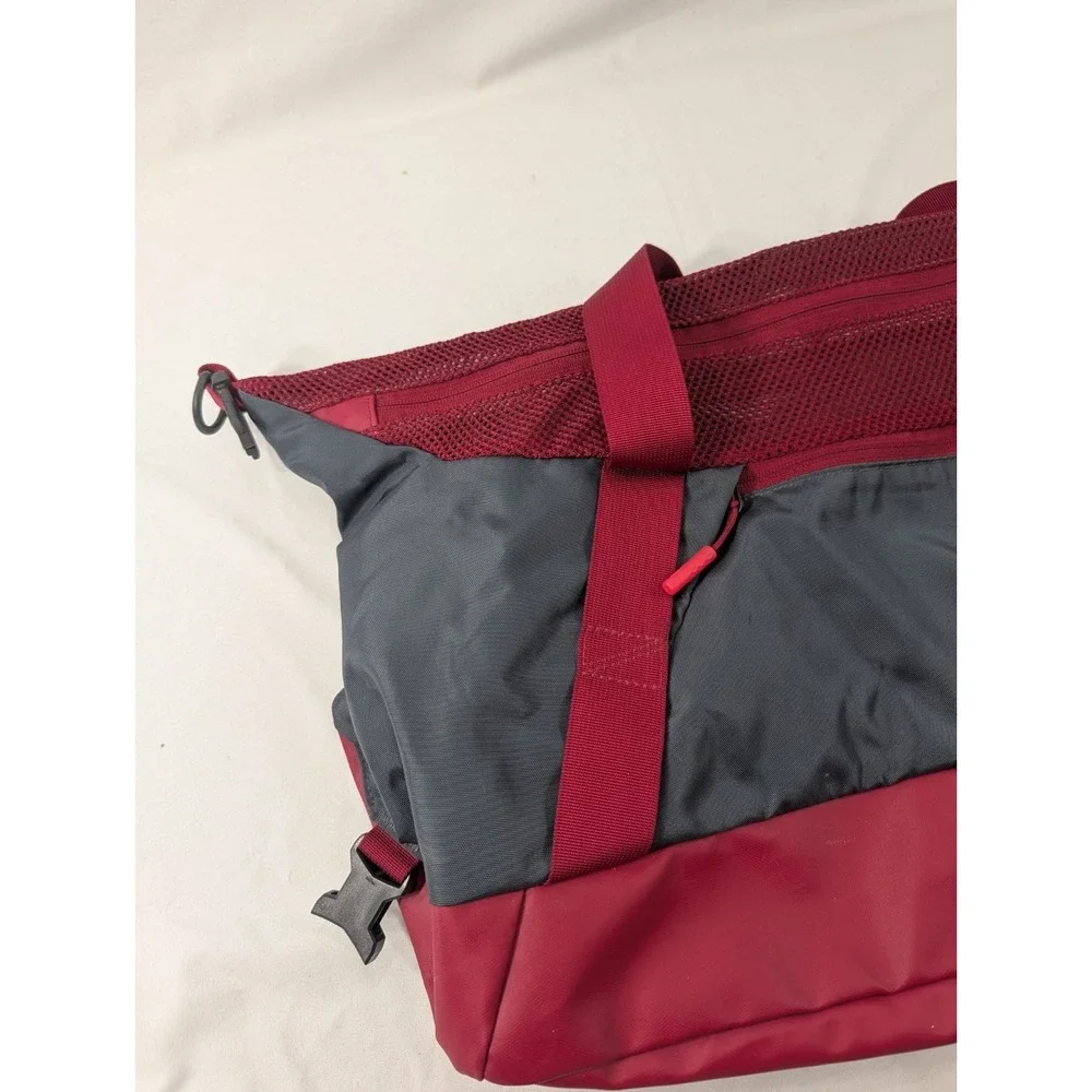 The North Face Apex Gym 32L nylon gym travel duffel bag Red Gray